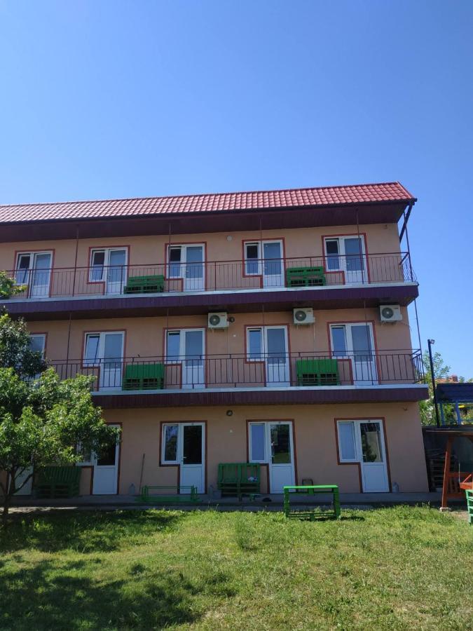 Monte Karlo Hotell Zaliznyi Port Exteriör bild