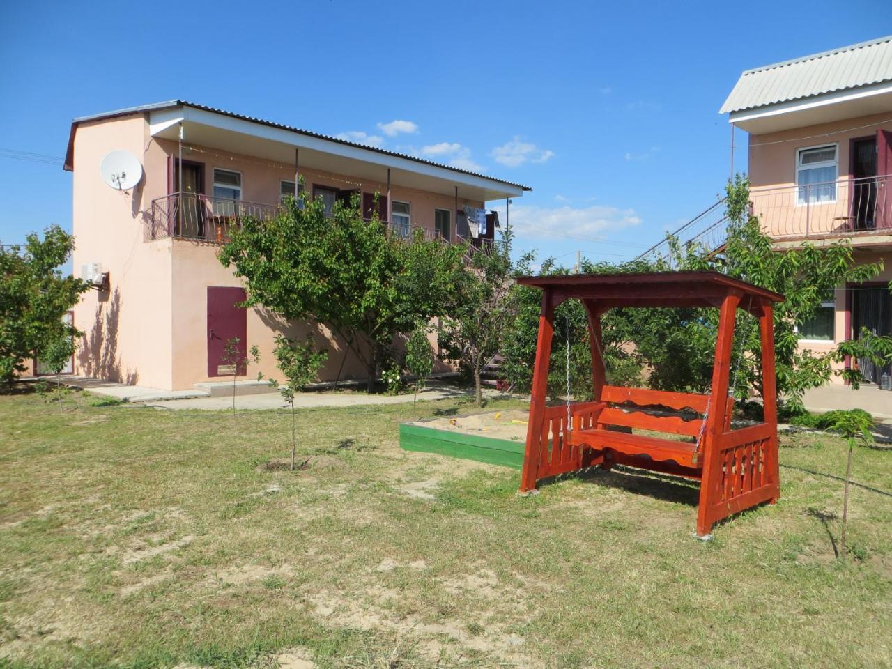 Monte Karlo Hotell Zaliznyi Port Exteriör bild